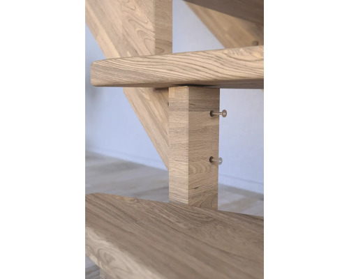 Détail d''un escalier en bois avec marches et poteaux de support