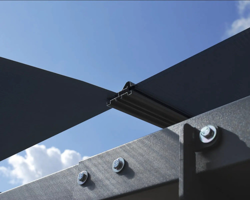 Detailansicht einer Terrassenüberdachung mit Schrauben und Aluminiumprofilen vor blauem Himmel