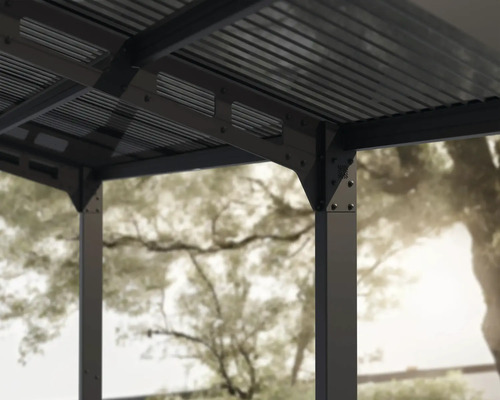 Detailansicht einer Gartenpavillon-Konstruktion mit Metallsäulen und Lamellendach
