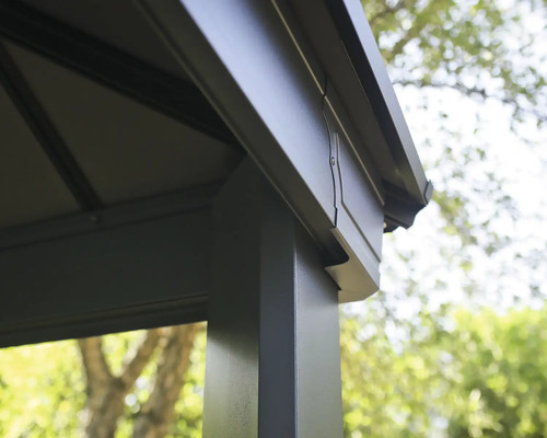 Vue détaillée d''une construction de pavillon avec poteaux et toit