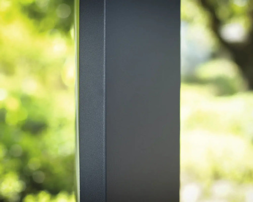 Gros plan d''un poteau en aluminium