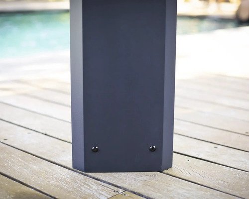 Detailansicht einer Pavillonsäule auf einer Holzterrasse