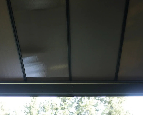 Vue détaillée de la structure du toit d''un abri de terrasse