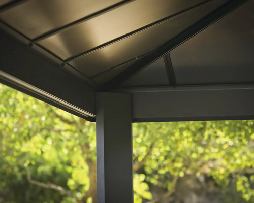 Vue détaillée d''un pavillon avec des éléments métalliques et une structure de toit.