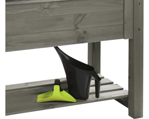 Vue détaillée d''une table de jardin avec arrosoir et transplantoir sur l''étagère