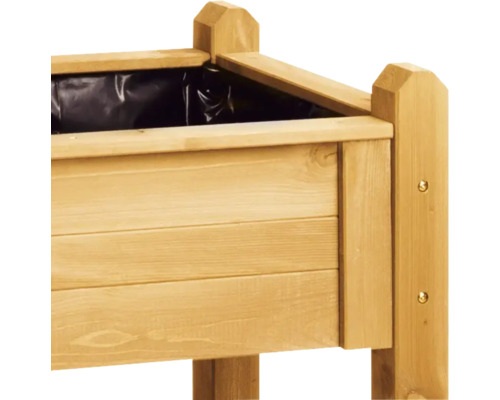 Detailansicht eines Hochbeets aus Holz mit Pflanzfolie