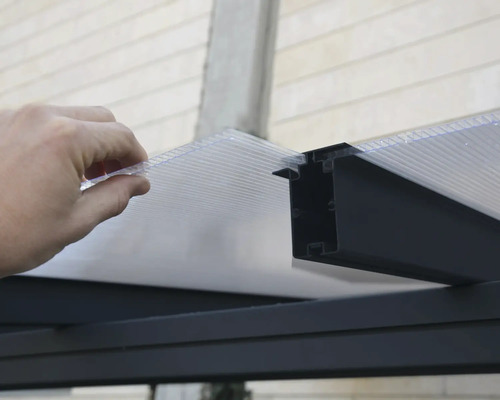 Montage d''une plaque alvéolaire transparente dans un profilé métallique