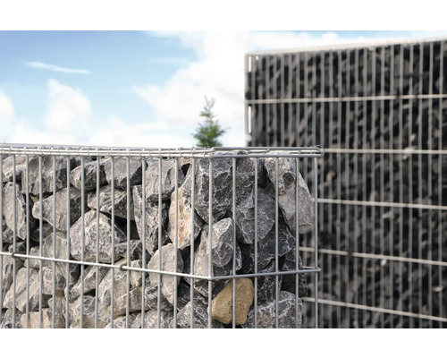 Gabionenwand mit Steinfüllung im Garten