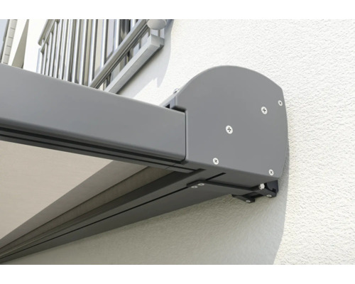 Detailansicht einer montierten Markise an einer Hauswand