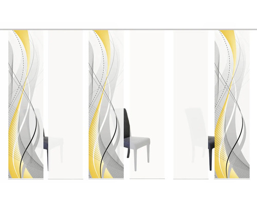 Schiebegardinen mit Muster und Stuhl