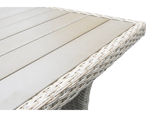 Detailansicht einer Gartentischplatte mit Rattanstruktur