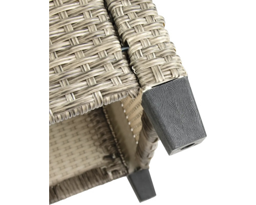 Detailansicht eines Möbelstücks mit Rattanstruktur und Fuss