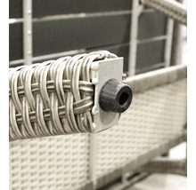 Detailansicht eines Gartenmöbels mit Rattanstruktur und einem schwarzen Kunststofffuß