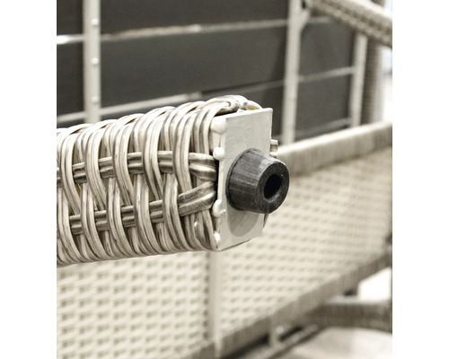 Detailansicht eines Gartenmöbels mit Rattanstruktur und einem schwarzen Kunststofffuß