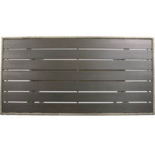 Tischplatte aus Holzlatten mit Rattanrahmen