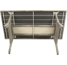 Detailansicht eines Gartentisches mit Rattanoptik und Metallgestell.