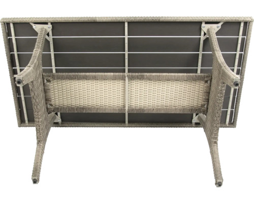 Detailansicht eines Gartentisches mit Rattanoptik und Metallgestell.