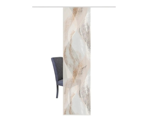 Dekoschals mit Muster neben einem Stuhl