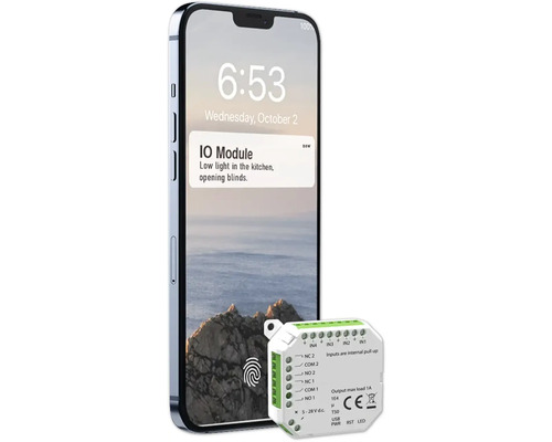Smartphone mit Benachrichtigung eines IO-Moduls neben einem IO-Modul.