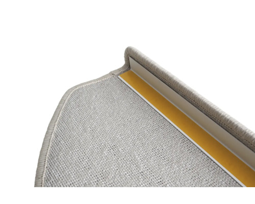 Gros plan d''une marche d''escalier avec moquette et ruban de montage