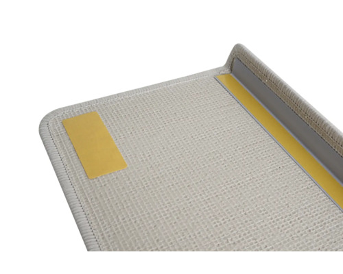 Detailansicht einer hellen Fussmatte mit Klebestreifen zur Befestigung