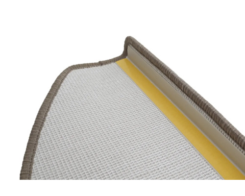 Stufenteppich mit Klebeband zur Befestigung.