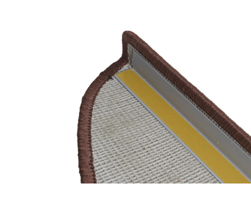 Détail d''une marche d''escalier avec protection d''arête marron et bande de fixation