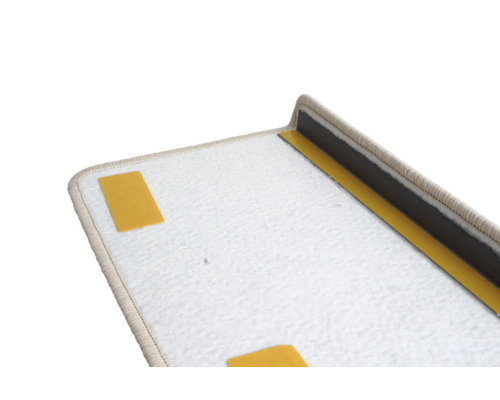 Gros plan d''une contremarche de moquette avec des bandes adhésives et un angle