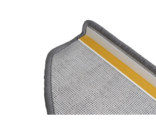 Detail einer Treppenstufe mit Teppich und Klebeband zur Befestigung.