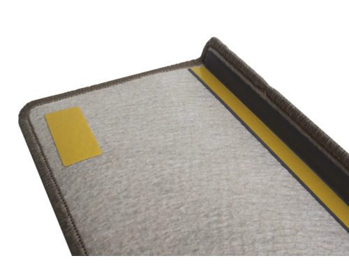 Détail d''une marche d''escalier de tapis avec bande adhésive pour la fixation