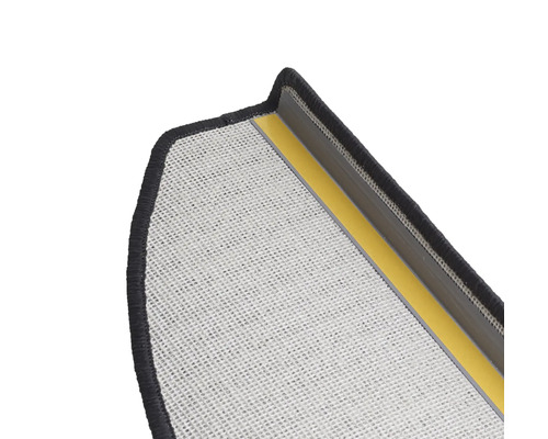 Découpe d''un paillasson avec revêtement dorsal et surface textile