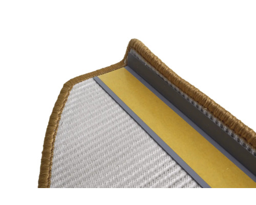 Vue détaillée d''un tapis de marche d''escalier avec du ruban adhésif pour la fixation