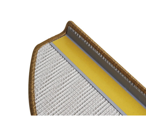 Detail einer Treppenstufe mit Teppich und Anbringungsstreifen