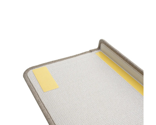 Detailansicht einer Treppenstufe mit Teppich und Klebestreifen zur Befestigung.