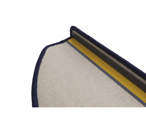 Detailansicht einer Treppenmatte mit Klebestreifen zur Befestigung