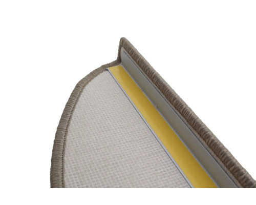 Gros plan sur une marche d''escalier avec moquette