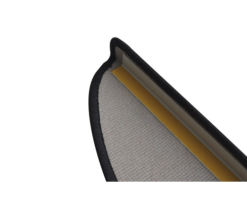 Detailansicht einer Teppich-Trittstufe mit Klebestreifen