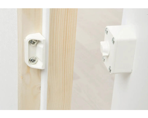 Detailansicht eines Fensterrahmens mit Fensterfeststeller