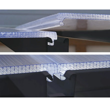 Detailaufnahme von transparenten Doppelstegplatten mit Verbindungsprofilen