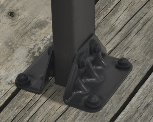 Detailaufnahme einer Metallhalterung für ein Gartenprodukt auf einer Holzoberfläche.