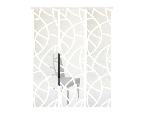 Panneau coulissant avec motif devant une chaise