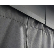 Detailaufnahme einer Zeltwand mit Reissverschluss