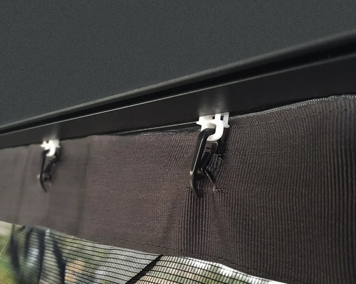Vue détaillée d''une suspension de rideau de pavillon avec des clips