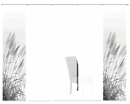Schiebegardinen mit Gräser-Motiv und einem Stuhl im Raum.