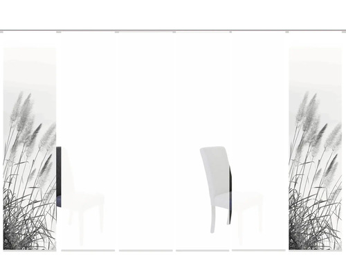 Raumszene mit Stühlen und Wandbildern mit Pflanzenmotiven