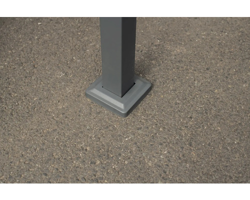 Vue détaillée d''un poteau avec une base carrée pour la fixation