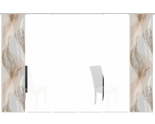 Raumszene mit Schiebegardinen und Stühlen