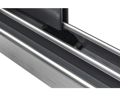 Vue détaillée d''un rail coulissant en aluminium pour fenêtres ou portes.