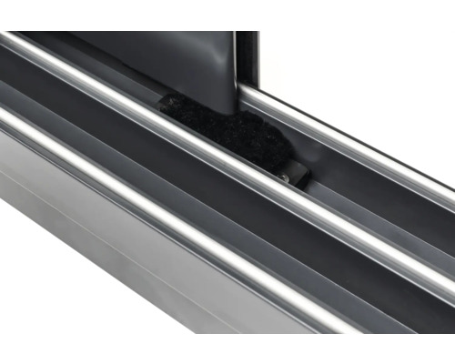 Vue détaillée d''un rail de porte coulissante en aluminium avec joint en feutre
