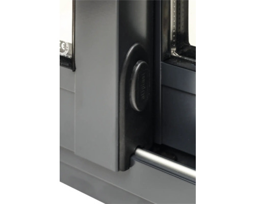 Vue détaillée d''une fenêtre coulissante avec mécanisme de verrouillage